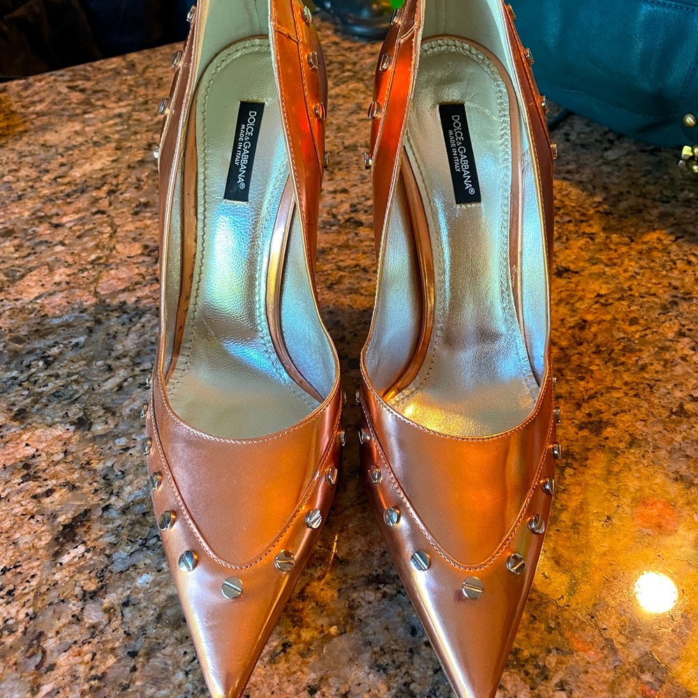 Dolce & Gabbana rose gold studded pumps size 39.